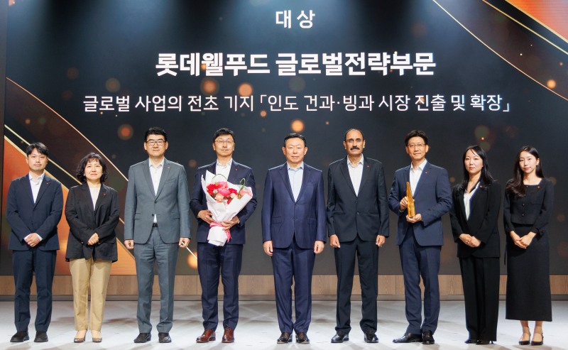 롯데가 12일 서울 송파구 롯데호텔 월드에서 ‘2025 롯데 어워즈’를 개최하고, 인도 시장 개척에 성과를 낸 롯데웰푸드를 대상으로 선정했다. 롯데 어워즈는 지난 한 해 동안 도전과 혁신정신으로 고객가치를 창출한 임직원들의 성과를 격려하고 시상하는 행사다. 롯데어워즈 대상을 시상한 신동빈 롯데 회장(사진 왼쪽에서 다섯 번째)과 수상자인 이창엽 롯데월푸드 대표(사진 왼쪽에서 네 번째). /롯