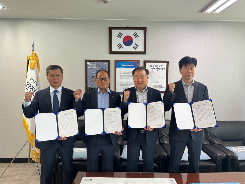 (왼쪽부터)안전보건공단 윤기한 고양파주지사장, 이동규 경기북부지사장, 심우섭 인천광역본부장, 전종표 경기중부지사장이 12일 청렴눈화 정착을 위한 청렴행동수칙 준수 서약서에 공동 서명한 후 기념사진을 촬영하고 있다./안전보건공단 인천광역본