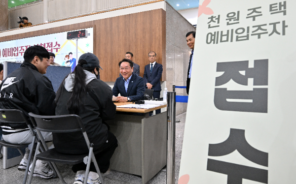 유정복 인천광역시장이 12일 시청 중앙홀에서 열린 '천원주택(전세임대주택)' 예비입주자 신청 접수를 받고 있다.