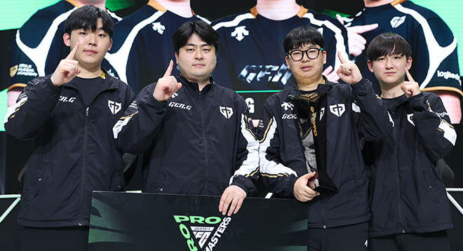 Gen.G 선수단이 우승 뒤 기념촬영을 하고 있다. 왼쪽부터 권창환, 박세영, 황세종, 고원재. 사진 제공 : 넥슨