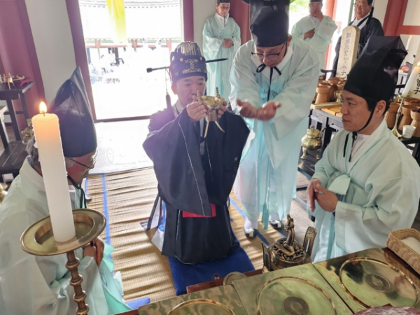 지난 11일 인천 미추홀구 문학동 소재 인천향교 대성전에서 ‘춘기 석전대제’를 봉행하고 있다.