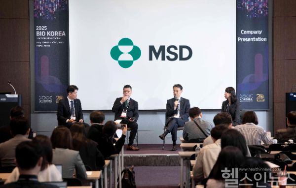 (좌측부터) 패널 토론 진행 중인 박동준 한국MSD 대외협력팀 전무, 야시로 코지 MSD 태평양 지역 BD&L 한국∙일본 총괄, 김 알버트 한국MSD 대표이사, 이현주 한국MSD 임상연구부 전무 (한국MSD 제공)