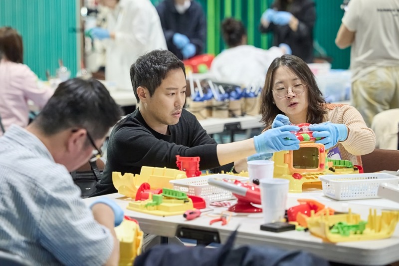 로레알코리아, ‘시티즌데이’ 맞아 폐장난감 분해 및 대형 벽화 작업 실시