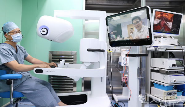 (왼쪽)강성구 교수가 수술 화면 실시간 생중계를 통해 필리핀 의료진들에게 술기를 전달하고 있다. (고대안암병원 제공)