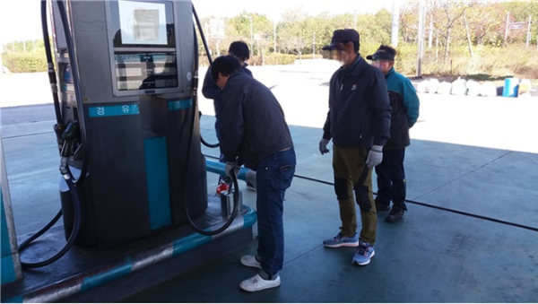인천경제청과 한국석유관리원이 합동으로 석유판매업(주유소) 특별점검을 실시하고 있다.