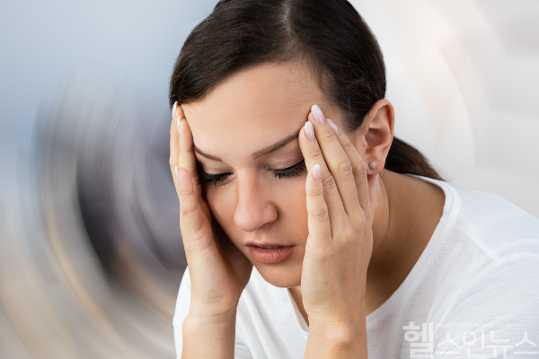 갑작스러운 어지럼증이 반복된다면 이석증을 의심하고, 중추신경계 질환과의 감별 진단을 위해 비디오안진검사가 중요하다. (클립아트코리아)