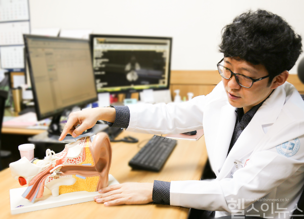 윤승재 세란병원 신경과 과장 진료 모습 (세란병원 제공)