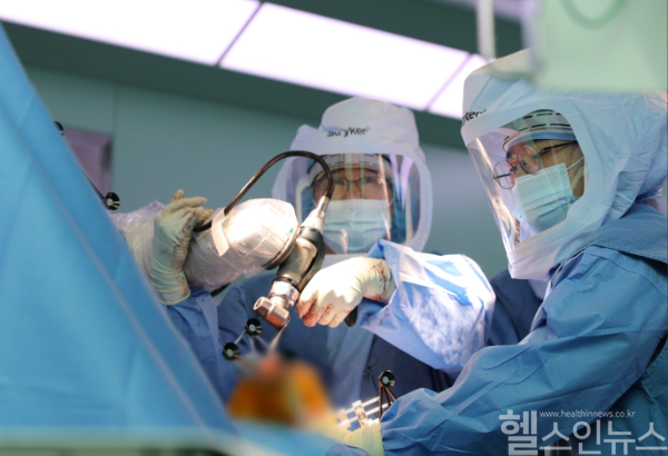 송시영 한림대학교동탄성심병원 정형외과 교수가 마코 로봇 인공관절수술을 시행하고 있다. (한림대학교동탄성심병원 제공)