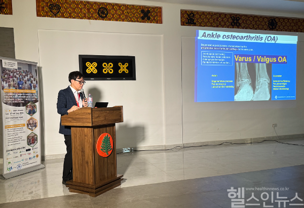 최준영 일산백병원 정형외과 교수가 아프리카 가나에서 열린 학술대회에 초청받아, 최신 족부족관절 수술방법을 소개했다. (일산백병원 제공)