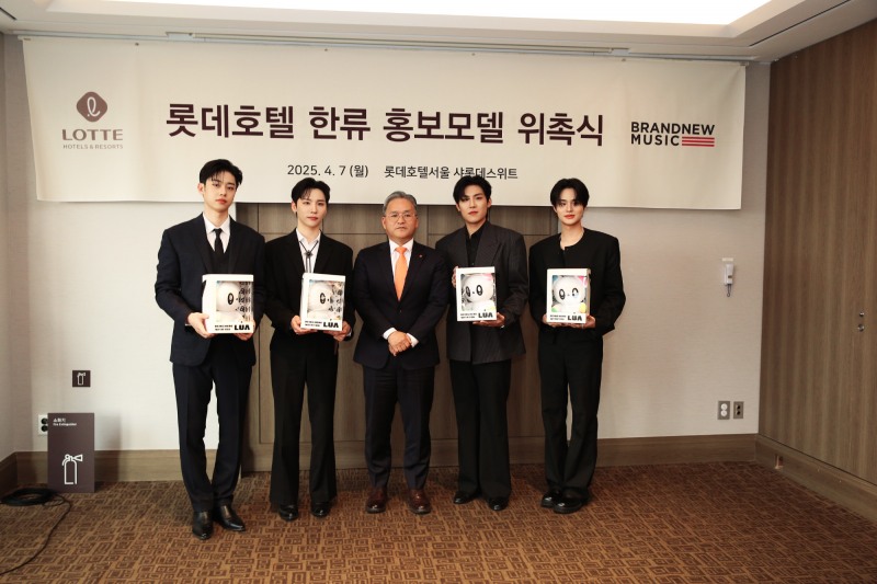 사진 좌측부터 AB6IX 김동현, AB6IX 전웅, 권정근 롯데호텔 마케팅본부장, AB6IX 박우진, AB6IX 이대휘/디엠지이엔티 제공