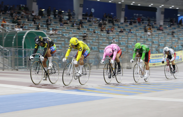 광명스피돔에서 열린 특선급 경주에서 임채빈(5번)과 정종진(2번)이 결승선 앞에서 경합을 벌이고 있다