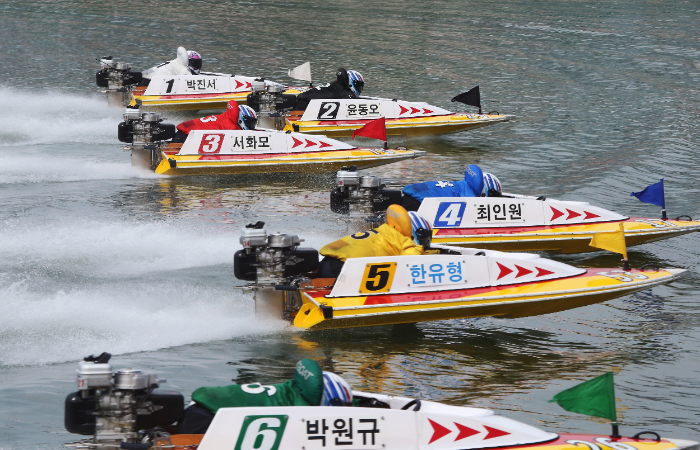 미사경정장에서 선수들이 플라잉스타트로 경주를 시작하고 있다
