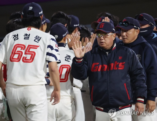 승리의 기쁨 나누는 롯데 선수들