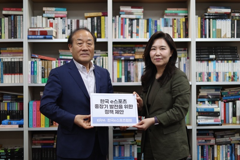 김영만 한국e스포츠협회장과 강유정 더민주 게임특위 위원장(사진=협회 제공).
