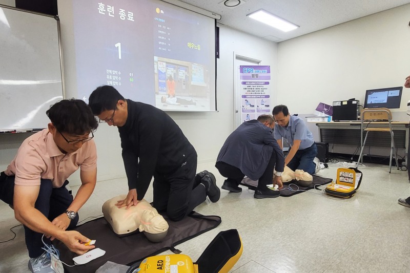 에스알은 13일부터 16일까지 서울 강남구 에스알 수서승무센터(센터장 최철호)에서 SRT 기장과 객실장을 대상으로 심폐소생술 교육을 열어 응급처치 역량강화에 나선다./에스알