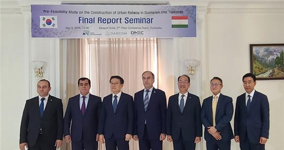 이성해 국가철도공단 이사장(오른쪽 세번째)이 6일두샨베 도시철도 건설 사전타당성조사(Pre-FS) 최종보고회를 개최한 후 이날 참석한 양국의 두샨베 도시철도 협력 관련 고위급 인사들과 기념촬영을 하고 있다.(좌측부터) 살롬조다 라흐미딘 두샨베시 부시장, 코밀 주마혼 미르조알리 타지키스탄 철도공사 사장, 전성식 주타지키스탄 대한민국 대사, 아짐 이브로힘 타지키스탄 교통부장관, 이성해 국가철도공단 이사장, 강상진 한국수출입은행 타슈켄트사무소장, 이현정 대한콘설탄트 부회장./국가철도공단