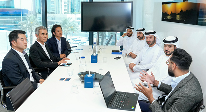 넥써쓰 장현국 대표(왼쪽 두번째)가 두바이 상공회의소에서 협력 방안을 논의하고 있다. 사진 제공 : 넥써쓰