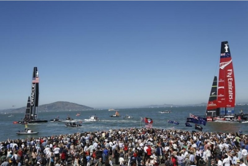 세계 최고 요트 대회 '아메리카컵'에 열광하는 요트팬 모습