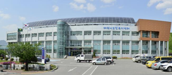 제천시보건소와 위성목 신경외과의 위성목 원장이 질병관리청이 주관한 ‘2025년 국가예방접종사업 유공’ 기관 및 개인 부문에서 질병관리청장 표창을 수상했다. (제천시 제공)
