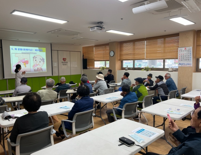 옥천군보건소가 남성 홀몸 어르신을 대상으로 한 ‘구강건강관리’ 프로그램을 본격 운영한다. 이번 사업은 노인의 구강 건강 증진과 삶의 질 향상을 목표로 한 맞춤형 프로그램으로, 노인복지관을 중심으로 진행된다. (옥천군 제공)