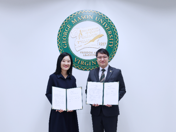 (좌) 한국협상학회의 이수진 회장, (우) 조지메이슨대학교 한국캠퍼스 조슈아 박(Joshua Park) 대표