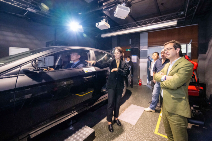 국민대학교 공학관 차량 시뮬레이터 실습실에서 체험 중인 르노코리아 협약식 참석단