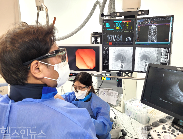 이상수 센텀종합병원 췌장담도센터 센터장이 ‘내시경초음파 유도 담낭배액술’을 진행하는 모습. (센텀종합병원 제공)