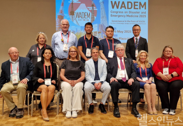 신희준 순천향대 부천병원 재난의학센터장(뒷줄 우측 두 번째)가 세계재난응급의학회(WADEM) 이사진과 기념사진을 촬영하고 있다. (순천향대 부천병원 제공)