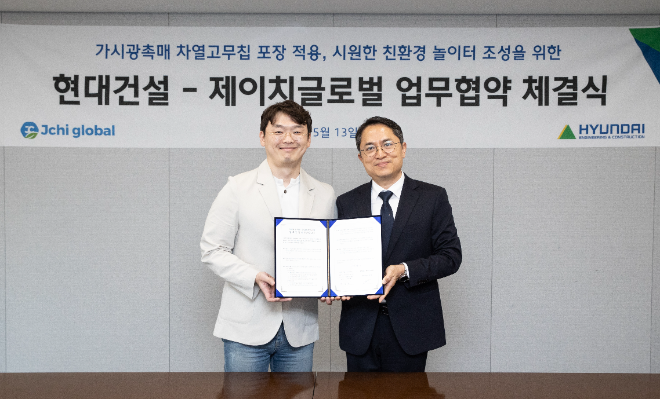 (오른쪽부터)현대건설 최광호 건축주택설계실장과 제이치글로벌 오주명 대표가 업무협약 체결식을 마치고 기념사진을 촬영하고 있다.ⓒ현대건설