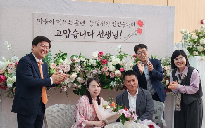 제44회 스승의 날을 맞아 14일에 청사 대강당에서 ‘2025년 제44회 스승의 날 유공 훈·포장 및 표창장 수여식’에 참석한 최교진 교육감과 수상자들이 기념 촬영을 하고 있다.