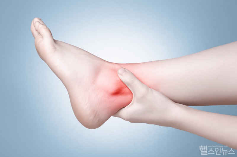 발가락 하나만 아파도 걷고 움직일 때마다 온몸이 불편해진다. 그만큼 평소 발 건강에 신경 써야 한다. (클립아트코리아)