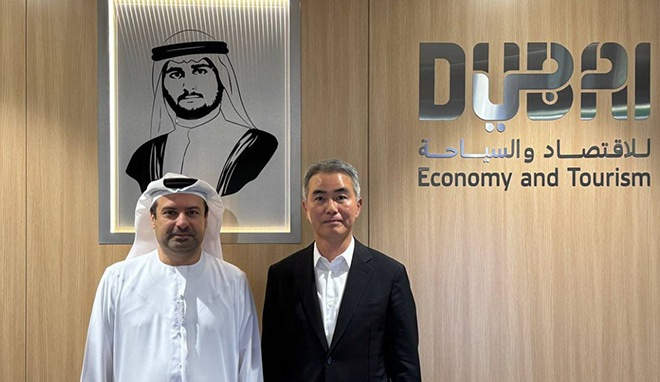 넥써쓰 장현국 대표(오른쪽)와 두바이 경제관광청 산하 인공지능 부문 CEO 마르완 알자로우니. 사진 출처 : 넥써쓰 장현국 대표 X 게시물