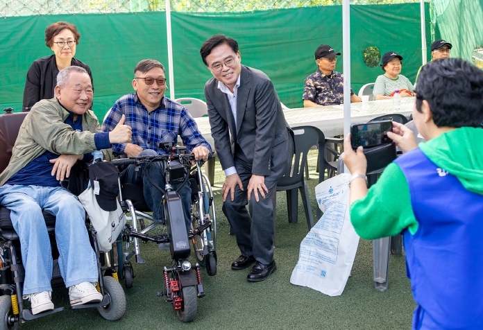 진교훈 서울 강서구청장(맨앞 왼쪽 세 번째)이 14일(수) 방화대교 남단 게이트볼장에서 열린 ‘강서구장애인단체총연합회 힐링 워크숍’에서 참석자들과 함께 사진을 찍고 있다. (강서구 제공)