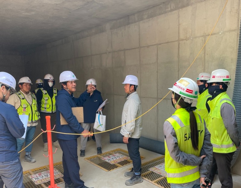 안전보건공단 경남동부지사(지사장 안원환)는 14일 관내 오수처리장 건설현장을 방문해 방수작업 중 발생할 수 있는 급성 중독 및 질식 사고 예방을 위한 특별 현장점검을 실시했다./안전보건공단 경남동부지사