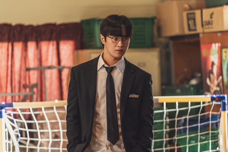 ‘ONE : 하이스쿨 히어로즈’ 싸움의 설계자 김도완, 날 선 눈빛의 윤기 캐릭터 스틸 공개