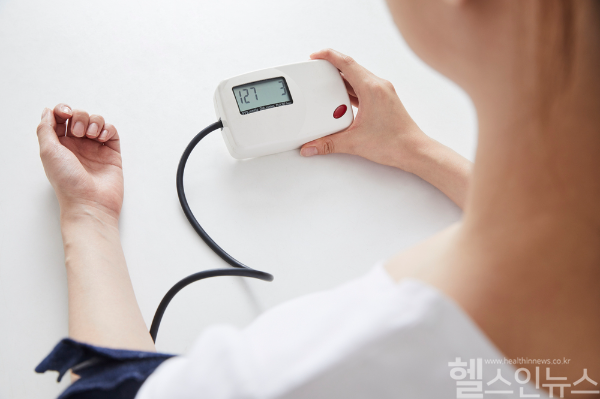 고혈압은 증상이 없어 방치되기 쉬운 질환으로, 정기적인 혈압 측정과 생활습관 개선을 통해 충분히 예방·관리할 수 있다. (클립아트코리아)