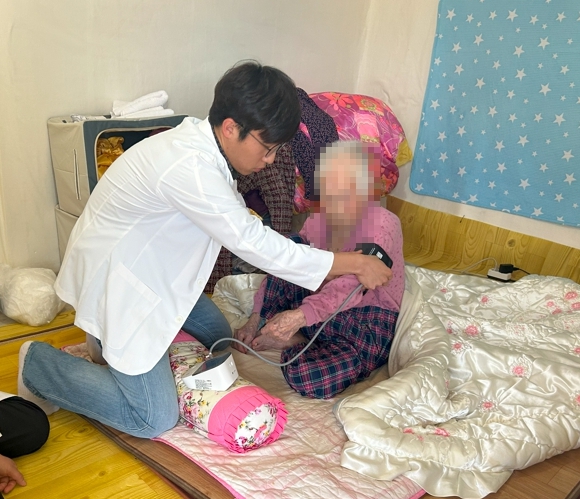 부여군이 의료서비스 접근성이 낮은 고령 취약계층을 위해 추진하는 ‘찾아가는 주치의’ 시범사업이 지난 14일 첫 대상자 방문을 시작으로 본격적으로 운영에 들어갔다. (부여군 제공)