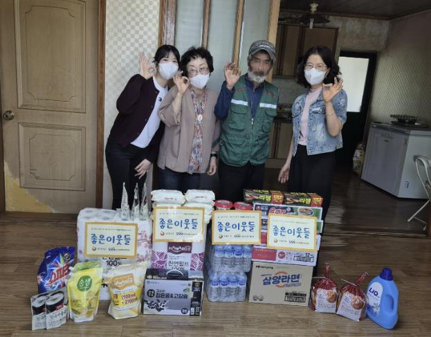 보령시보건소는 지난 14일, 보령시사회복지협의회가 운영하는 ‘좋은이웃들’ 사업과 협력하여 지역 내 취약계층 결핵환자 4가구에 총 150만원 상당의 후원물품을 전달했다. (보령시 제공)