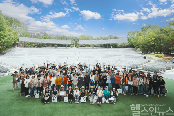 ‘자생과 함께 걸어요’ 행사에 참가한 자생한방병원 환우와 임직원들이 단체사진을 촬영하고 있다. (자생한방병원 제공)