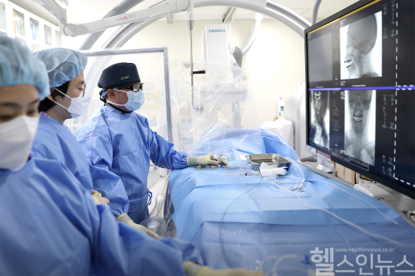 구해원 일산백병원 교수가 뇌동맥류 환자에게 코일색전술을 시행하고 있는 모습. 특수 영상장비를 활용해 뇌혈관 내 미세도관을 삽입한 뒤, 동맥류 내부에 백금 코일을 삽입해 혈류를 차단하는 고난도 시술이다. (일산백병원 제공)