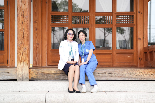 이대서울병원 내 위치한 보구녀관에서 기념촬영을 한 정성애 교수(왼쪽)와 김재아 간호사. (이대서울병원 제공)