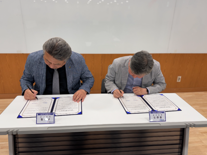 사진=(좌측부터)한국도로공사서비스 감사실장 황재구와 코레일네트웍스 감사실장 도현철, 협약문에 서명 진행
