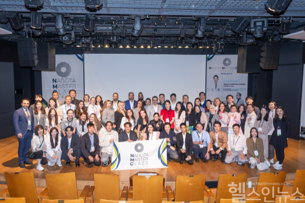 딥 나보타 마스터 클래스에 참가한 글로벌 의료진과 관계자들이 기념 사진을 촬영하고 있다. (대웅제약 제공)