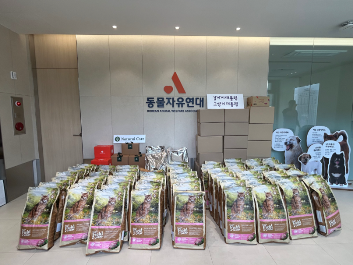 네츄럴코어는 지난 5월 14일(수) 반려동물 이커머스 기업 펀엔씨와 함께 경기도 남양주에 위치한 유기동물 보호센터 ‘동물자유연대 온센터’를 방문해 ‘펀엔씨 x 네츄럴코어 따뜻한 사랑 나눔 봉사활동’을 진행했다.