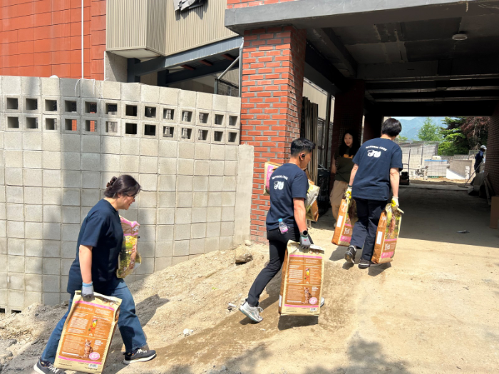 네츄럴코어는 지난 5월 14일(수) 반려동물 이커머스 기업 펀엔씨와 함께 경기도 남양주에 위치한 유기동물 보호센터 ‘동물자유연대 온센터’를 방문해 ‘펀엔씨 x 네츄럴코어 따뜻한 사랑 나눔 봉사활동’을 진행했다. 사진은 임직원들이 보호센터에 보관할 사료를 나르고 있는 모습