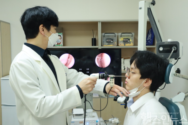 진효승 좋은삼선병원 이비인후과 과장 비염 환자 진료 중 (좋은삼선병원 제공)