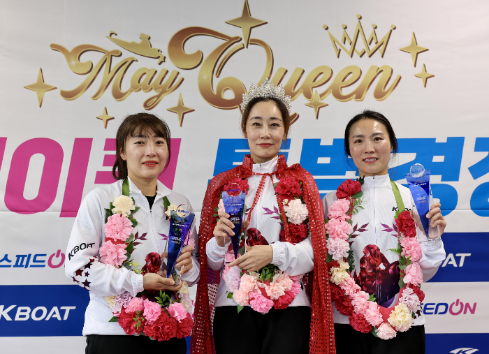 2025 메이퀸 특별경정에서 입상선수들이 기념사진을 찍고 있다. (왼쪽부터 2위 박설희, 1위 이주영, 3위 안지민)