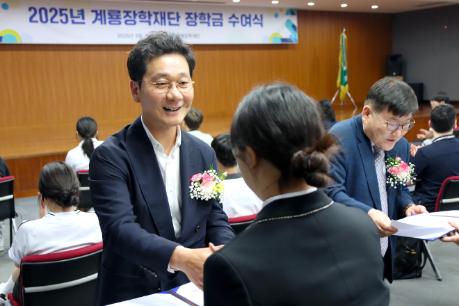 이승찬 계룡장학재단 이사장이 고등학생‧대학생에게 장학증서와 장학금을 전달하고 있다. ⓒ계롱장학재단