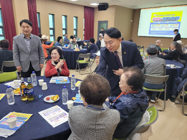 김찬진 동구청장이 관내 어르신들에게 인사를 하고 있다.