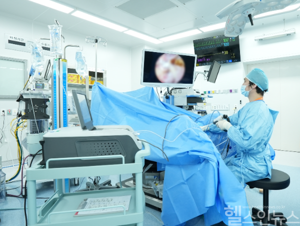 리줌(Rezum) 수술을 진행 중인 안현규 비뇨의학과 교수 (이화여자대학교 의료원 제공)